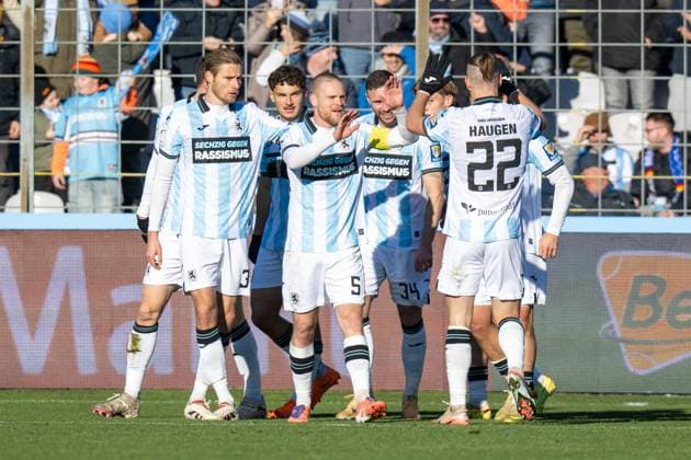 Torjubel zum 1:0, Siemen Voet 3 (TSV 1860 Muenchen), Thore Jacobson 5 (TSV 1860 Muenchen), Patrick Hobsch 34 (TSV 1860 Muenchen), Sigurd Haugen 22 (TSV 1860 Muenchen), TSV 1860 Muenchen vs. 1. FC Saarbruecken, 3. Liga, 15. Spieltag, 23.11.2025 DFB regulations prohibit any use of photographs as image sequences and or quasi-video Muenchen Bayern Deutschland