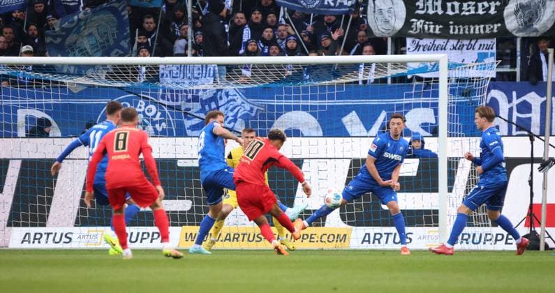 23.11.2025, Fussball, Herren, 2. Bundesliga, Saison 2025 2026, Karlsruher SC - SV 07 Elversberg, Bambase Conte (SV 07 Elversberg) scheitert beim Abschluss Karlsruhe BBBank Wildpark Baden-Württemberg Deutschland (DEU) Copyright: xFabianxKleerx