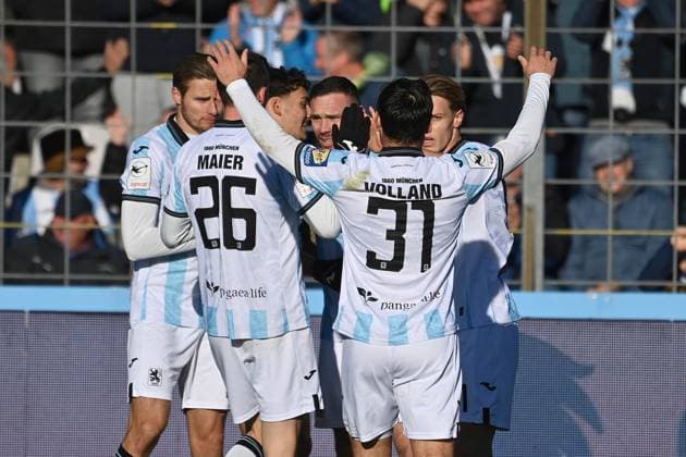 kolektiver Torjubel um Patrick HOBSCH (TSV 1860 Muenchen) nach Tor zum 1-0, Jubel,Freude,Begeisterung,Akttion, Fussball 3.Liga,15.Spieltag, Saison 2025 26 TSV 1860 Muenchen -1.FC Saarbrücken am 23.11.2025 GRUENWALDER STADION.