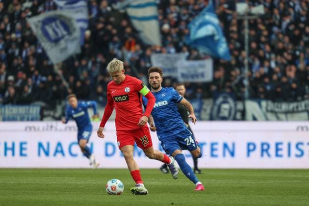 Fabian Schleusener (Karlsruher SC, 24) presst Pinckert Lukas (SV Elversberg, 19), Karlsruher SC vs. SV Elversberg, 2. Bundesliga, 13. Spieltag, 2025 2026, 23.11.2025, DFL REGULATIONS PROHIBIT ANY USE OF PHOTOGRAPHS AS IMAGE SEQUENCES AND OR QUASI-VIDEO, Karlsruher SC vs. SV Elversberg, 2. Bundesliga, 13. Spieltag, 2025 2026, 23.11.2025 Karlsruhe Copyright: xEibner-Pressefoto JanxPrihodax EP_JPA