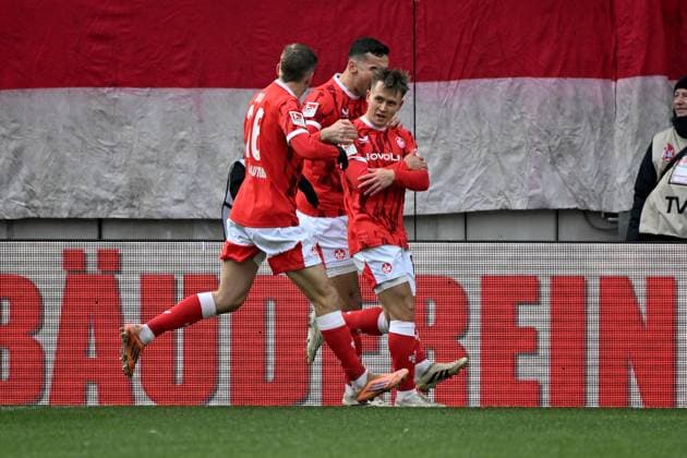 23.11.2025, xjhx, Fussball 2.Bundesliga, 1.FC Kaiserslautern - Holstein Kiel v.l. Torjubel nach dem Tor zum celebrating the goal celebrate 1:0 durch Naatan Mikael Skyttä (1. FC Kaiserslautern) (DFL DFB REGULATIONS PROHIBIT ANY USE OF PHOTOGRAPHS as IMAGE SEQUENCES and or QUASI-VIDEO) Kaiserslautern