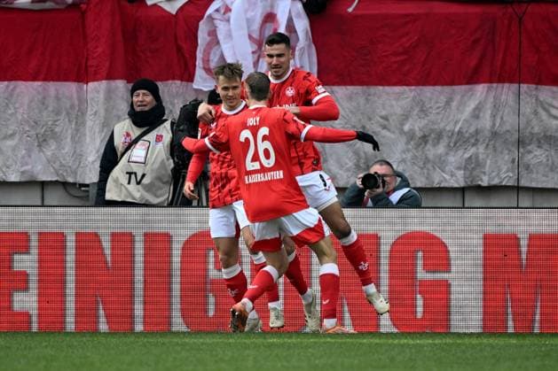 23.11.2025, xjhx, Fussball 2.Bundesliga, 1.FC Kaiserslautern - Holstein Kiel v.l. Torjubel nach dem Tor zum celebrating the goal celebrate 1:0 durch Naatan Mikael Skyttä (1. FC Kaiserslautern) (DFL DFB REGULATIONS PROHIBIT ANY USE OF PHOTOGRAPHS as IMAGE SEQUENCES and or QUASI-VIDEO) Kaiserslautern