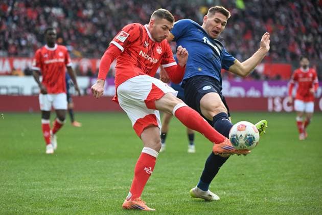 23.11.2025, xjhx, Fussball 2.Bundesliga, 1.FC Kaiserslautern - Holstein Kiel v.l. Luca Sirch (1. FC Kaiserslautern) Marcus Mueller Müller (Holstein Kiel) Zweikampf, Aktion, action, battle for the ball (DFL DFB REGULATIONS PROHIBIT ANY USE OF PHOTOGRAPHS as IMAGE SEQUENCES and or QUASI-VIDEO) Kaiserslautern