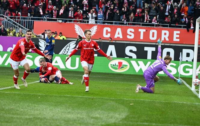 Fussball - 2. Bundesliga - Saison 2025 26 1. FC Kaiserslautern 23.11.2025 Fritz-Walter-Stadion 1. FC Kaiserslautern (fck) - Holstein Kiel (ki) Naatan SKYTTAE (1. FC Kaiserslautern), mi, erzielt das 1:0, re:Torwart Jonas KRUMREY (Holstein Kiel) 1. FC Kaiserslautern