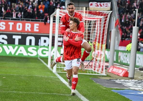 Fussball - 2. Bundesliga - Saison 2025 26 1. FC Kaiserslautern 23.11.2025 Fritz-Walter-Stadion 1. FC Kaiserslautern (fck) - Holstein Kiel (ki) Naatan SKYTTAE (1. FC Kaiserslautern), Zweifacher Torschütze, vorne, Ivan PRTAJIN (1. FC Kaiserslautern) 1. FC Kaiserslautern