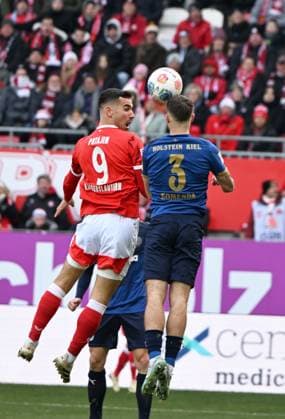Fussball - 2. Bundesliga - Saison 2025 26 1. FC Kaiserslautern 23.11.2025 Fritz-Walter-Stadion 1. FC Kaiserslautern (fck) - Holstein Kiel (ki) Ivan PRTAJIN (1. FC Kaiserslautern), li - Marco KOMENDA (Holstein Kiel) 1. FC Kaiserslautern