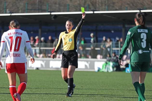 Google Pixel Frauen-Bundesliga, RB Leipzig - VfL Wolfsburg; 23.11.2025 Schiedsrichterin Selina Menzel zeigt die Gelbe Karte, Verwarnung. Fußball, Google Pixel Frauen-Bundesliga, Saison 2025 2026, 11. Spieltag: RB Leipzig vs. VfL Wolfsburg am 23.11.2025, Trainingszentrum Cottaweg, Leipzig. DFB REGULATIONS PROHIBIT ANY USE OF PHOTOGRAPHS AS IMAGE SEQUENCES AND OR QUASI-VIDEO. Copyright: xBEAUTIFULxSPORTS JanxKaeferx