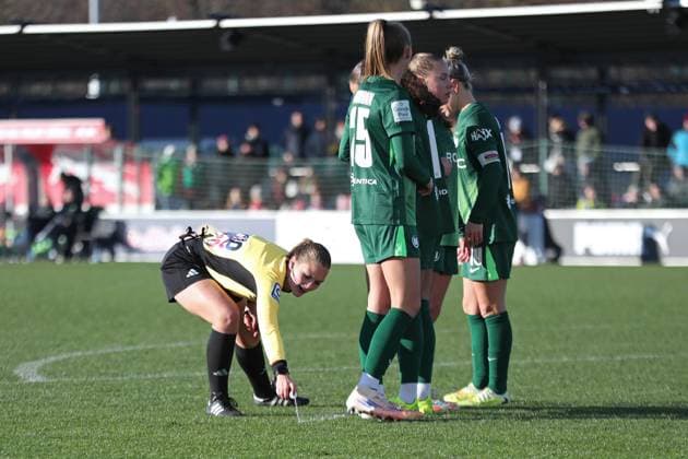 Google Pixel Frauen-Bundesliga, RB Leipzig - VfL Wolfsburg; 23.11.2025 Schiedsrichterin Selina Menzel markiert mit Spray die Freistoß-Linie. Fußball, Google Pixel Frauen-Bundesliga, Saison 2025 2026, 11. Spieltag: RB Leipzig vs. VfL Wolfsburg am 23.11.2025, Trainingszentrum Cottaweg, Leipzig. DFB REGULATIONS PROHIBIT ANY USE OF PHOTOGRAPHS AS IMAGE SEQUENCES AND OR QUASI-VIDEO. Copyright: xBEAUTIFULxSPORTS JanxKaeferx