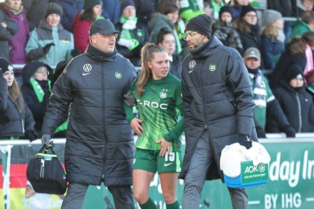 Google Pixel Frauen-Bundesliga, RB Leipzig - VfL Wolfsburg; 23.11.2025 Janou Levels (15, VfL Wolfsburg) muss verletzt ausgewechselt werden. Fußball, Google Pixel Frauen-Bundesliga, Saison 2025 2026, 11. Spieltag: RB Leipzig vs. VfL Wolfsburg am 23.11.2025, Trainingszentrum Cottaweg, Leipzig. DFB REGULATIONS PROHIBIT ANY USE OF PHOTOGRAPHS AS IMAGE SEQUENCES AND OR QUASI-VIDEO. Copyright: xBEAUTIFULxSPORTS JanxKaeferx