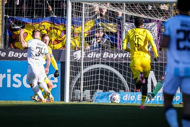 Patrick Hobsch 34 (TSV 1860 Muenchen) schiebt zum 1:0 ein, Tor, TSV 1860 Muenchen vs. 1. FC Saarbruecken, Fussball, Dritte Liga, DFL, Saison 2025 2026, Hinrunde, 15. Spieltag, 23.11.2025 DFB regulations prohibit any use of photographs as image sequences and or quasi-video Muenchen Bayern Deutschland