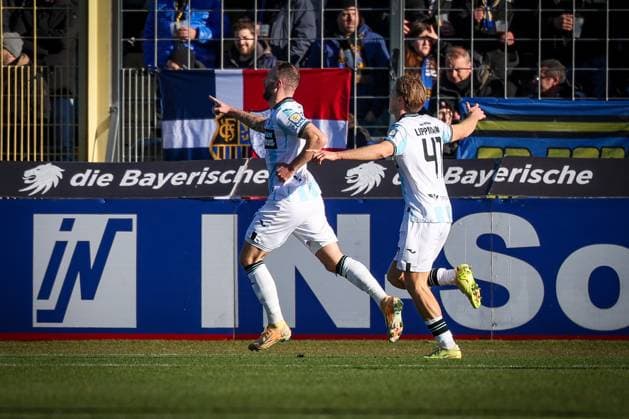 Jubel von Patrick Hobsch 34 (TSV 1860 Muenchen) nach seinem Tor zum 1:0, mit Clemens Lippmann 41 (TSV 1860 Muenchen), TSV 1860 Muenchen vs. 1. FC Saarbruecken, Fussball, Dritte Liga, DFL, Saison 2025 2026, Hinrunde, 15. Spieltag, 23.11.2025 DFB regulations prohibit any use of photographs as image sequences and or quasi-video Muenchen Bayern Deutschland