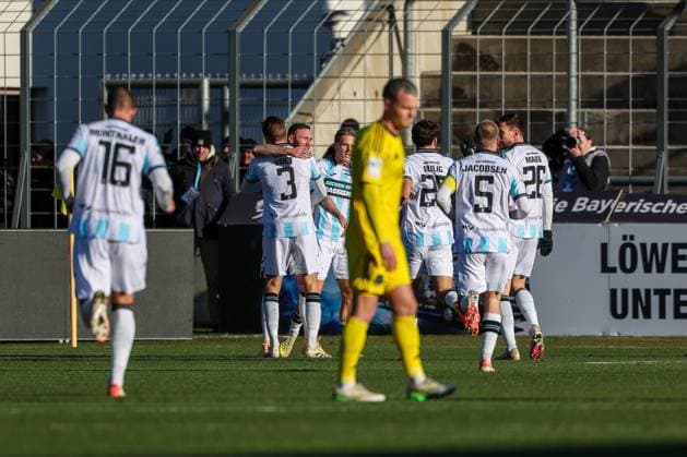 Torjubel der Mannschaft des TSV 1860 Muenchen nach dem 1:0 durch Patrick Hobsch 34 (TSV 1860 Muenchen), TSV 1860 Muenchen vs. 1. FC Saarbruecken, Fussball, Dritte Liga, DFL, Saison 2025 2026, Hinrunde, 15. Spieltag, 23.11.2025 DFB regulations prohibit any use of photographs as image sequences and or quasi-video Muenchen Bayern Deutschland