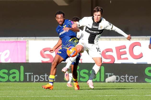 Verona™s Antoine Bernede Parma™s Adrian Bernabe during the Serie A soccer match between Hellas Verona and Parma at the Bentegodi Stadium in Verona, north west Italy - Sunday , November 23 , 2025. - Soccer .  Copyright: xPaolaxGarbuio Lapressex