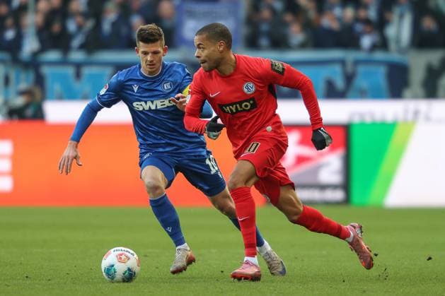 Gyamerah Jan (SV Elversberg, 30) im Zweikampf mit Marvin Wanitzek (Karlsruher SC, 10), Karlsruher SC vs. SV Elversberg, 2. Bundesliga, 13. Spieltag, 2025 2026, 23.11.2025, DFL REGULATIONS PROHIBIT ANY USE OF PHOTOGRAPHS AS IMAGE SEQUENCES AND OR QUASI-VIDEO, Karlsruher SC vs. SV Elversberg, 2. Bundesliga, 13. Spieltag, 2025 2026, 23.11.2025 Karlsruhe Copyright: xEibner-Pressefoto JanxPrihodax EP_JPA