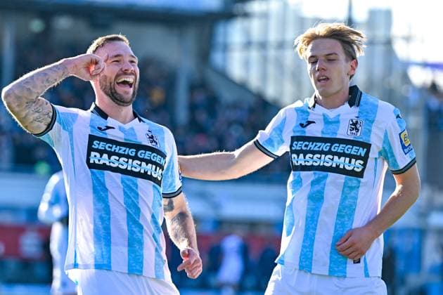 v.li.: Torschuetze Patrick Hobsch (TSV 1860, 34) und Clemens Lippmann (TSV 1860, 41) mit Torjubel, Jubel, Torjubel, Torerfolg, celebrate the goal, goal, celebration, Jubel ueber das Tor zum 1:0 , optimistisch, Action, Aktion, 23.11.2025, München (Deutschland), Fussball, 3. Liga, TSV 1860 München - 1. FC Saarbrücken, DFB DFL REGULATIONS PROHIBIT ANY USE OF PHOTOGRAPHS AS IMAGE SEQUENCES AND OR QUASI-VIDEO.