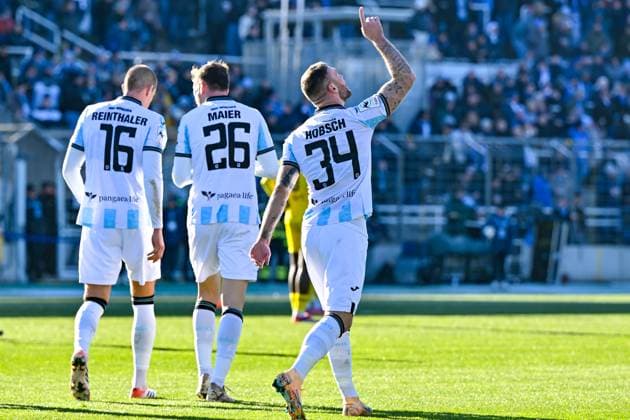 Spieler des TSV 1860 Muenchen mit Torjubel, Jubel, Torjubel, Torerfolg, celebrate the goal, goal, celebration, Jubel ueber das Tor zum 1:0 durch Patrick Hobsch (TSV 1860, 34) , optimistisch, Action, Aktion, 23.11.2025, München (Deutschland), Fussball, 3. Liga, TSV 1860 München - 1. FC Saarbrücken, DFB DFL REGULATIONS PROHIBIT ANY USE OF PHOTOGRAPHS AS IMAGE SEQUENCES AND OR QUASI-VIDEO.