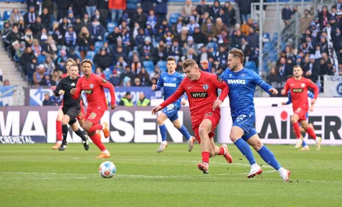 23.11.2025, Fussball, Herren, 2. Bundesliga, Saison 2025 2026, Karlsruher SC - SV 07 Elversberg, Lasse Günther (SV 07 Elversberg) Christoph Kobald (Karlsruher SC) Karlsruhe BBBank Wildpark Baden-Württemberg Deutschland (DEU) Copyright: xFabianxKleerx