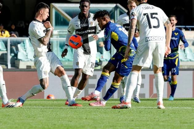 November 23, 2025, Verona, ITALY: Hellas Verona s Gift Orban (R) and Parma™s Enrico Delprato (L) in action during the Italian Serie A soccer match Hellas Verona vs Parma at Stadio Marcantonio Bentegodi in Verona, ItalY, 23 November 2025. .ANSA EMANUELE PENNACCHIO Soccer: Serie A; Hellas Verona Vs Parma  - ZUMAa110 20251123_zaf_a110_016 Copyright: xEmanuelexPennacchiox