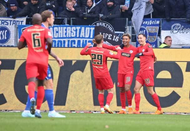 23.11.2025, Fussball, Herren, 2. Bundesliga, Saison 2025 2026, Karlsruher SC - SV 07 Elversberg, Torjubel der SV Elversberg nach dem Tor zum 0:1 durch Younes Ebnoutalib (SV 07 Elversberg) Karlsruhe BBBank Wildpark Baden-Württemberg Deutschland (DEU) Copyright: xFabianxKleerx