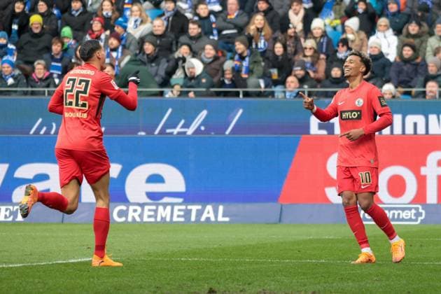 23.11.2025, xhettx, Fussball 2.Bundesliga, Karlsruher SC - SV Elversberg v.l. Jubel um das 0:1 durch Younes Ebnoutalib (SV Elversberg, 22) (DFL DFB REGULATIONS PROHIBIT ANY USE OF PHOTOGRAPHS as IMAGE SEQUENCES and or QUASI-VIDEO) Karlsruhe