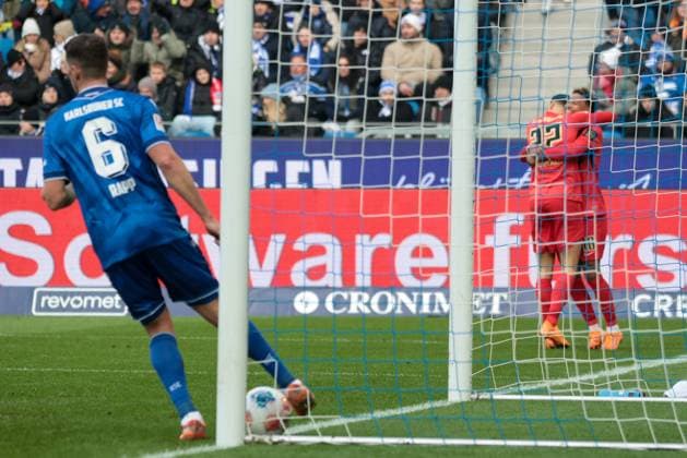 23.11.2025, xhettx, Fussball 2.Bundesliga, Karlsruher SC - SV Elversberg v.l. Jubel um das 0:1 durch Younes Ebnoutalib (SV Elversberg, 22) (DFL DFB REGULATIONS PROHIBIT ANY USE OF PHOTOGRAPHS as IMAGE SEQUENCES and or QUASI-VIDEO) Karlsruhe