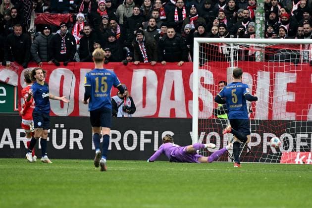 23.11.2025, xjhx, Fussball 2.Bundesliga, 1.FC Kaiserslautern - Holstein Kiel v.l. Naatan Mikael Skyttä (1. FC Kaiserslautern) Torschuetze, erzielt das Tor, Treffer, scores the goal 2:0 Jonas Krumrey (Holstein Kiel) (DFL DFB REGULATIONS PROHIBIT ANY USE OF PHOTOGRAPHS as IMAGE SEQUENCES and or QUASI-VIDEO) Kaiserslautern