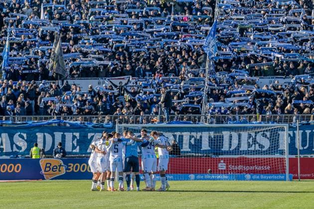 Die Loewen motivieren sich im Spielerkreis vor ihren Fans in der Westkurve fuer die anstehende Partie GER, TSV 1860 Muenchen vs. 1. FC Saarbruecken, Fussball, 3. Bundesliga, 15. Spieltag, Saison 2025 2026, 23.11.2025. (DFL DFB REGULATIONS PROHIBIT ANY USE OF PHOTOGRAPHS as IMAGE SEQUENCES and or QUASI-VIDEO). GER, TSV 1860 Muenchen vs. 1. FC Saarbruecken, Fussball, 3. Bundesliga, 15. Spieltag, Saison 2025 2026, 23.11.2025. Muenchen Copyright: xEibner-Pressefoto HeikexFeinerx EP_HFR
