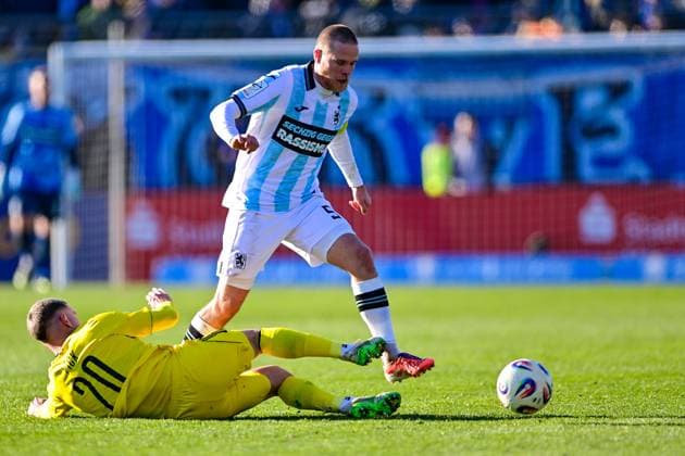 v.li.: Florian Pick (Saarbruecken, 20) Thore Jacobsen (TSV 1860, 5) im Zweikampf, Duell, duel, tackle, Dynamik, Action, Aktion, 23.11.2025, München (Deutschland), Fussball, 3. Liga, TSV 1860 München - 1. FC Saarbrücken, DFB DFL REGULATIONS PROHIBIT ANY USE OF PHOTOGRAPHS AS IMAGE SEQUENCES AND OR QUASI-VIDEO.