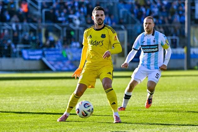 v.li.: Kasim Rabihic (Saarbruecken, 10) am Ball, dahinter Thore Jacobsen (TSV 1860, 5), 23.11.2025, München (Deutschland), Fussball, 3. Liga, TSV 1860 München - 1. FC Saarbrücken, DFB DFL REGULATIONS PROHIBIT ANY USE OF PHOTOGRAPHS AS IMAGE SEQUENCES AND OR QUASI-VIDEO.