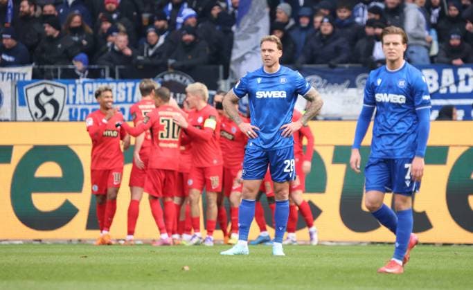 23.11.2025, Fussball, Herren, 2. Bundesliga, Saison 2025 2026, Karlsruher SC - SV 07 Elversberg, Enttäuschung bei Marcel Franke (Karlsruher SC) und Dzenis Burnic (Karlsruher SC) nach dem 0:1 Karlsruhe BBBank Wildpark Baden-Württemberg Deutschland (DEU) Copyright: xFabianxKleerx