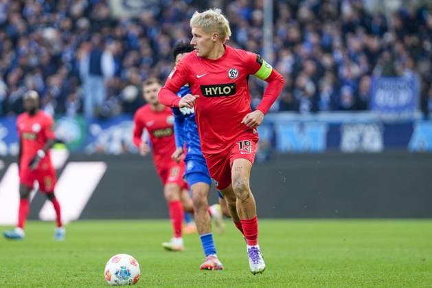 Fussball: 2. Bundesliga, 13. Spieltag, Karlsruher SC - SV Elversberg am 23.11.2025 in Karlsruhe (BBBank Wildpark), Deutschland, Saison 2025 2026 DFL REGULATIONS PROHIBIT ANY USE OF PHOTOGRAPHS AS IMAGE SEQUENCES AND OR QUASI-VIDEO. : Lukas Finn Pinckert (19, SVE) im Fokus. Karlsruhe BBBank Wildpark Deutschland Copyright: xChristophxKinzingerx