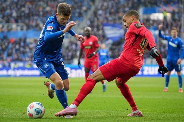 Fussball: 2. Bundesliga, 13. Spieltag, Karlsruher SC - SV Elversberg am 23.11.2025 in Karlsruhe (BBBank Wildpark), Deutschland, Saison 2025 2026 DFL REGULATIONS PROHIBIT ANY USE OF PHOTOGRAPHS AS IMAGE SEQUENCES AND OR QUASI-VIDEO. : Marvin Wanitzek (10, KSC) im Zweikampf mit Jan Gyamerah (30, SVE). Karlsruhe BBBank Wildpark Deutschland Copyright: xChristophxKinzingerx