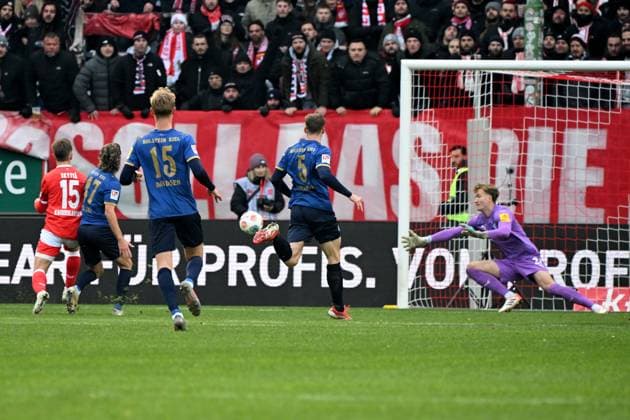 23.11.2025, xjhx, Fussball 2.Bundesliga, 1.FC Kaiserslautern - Holstein Kiel v.l. Naatan Mikael Skyttä (1. FC Kaiserslautern) Torschuetze, erzielt das Tor, Treffer, scores the goal 2:0 Jonas Krumrey (Holstein Kiel) (DFL DFB REGULATIONS PROHIBIT ANY USE OF PHOTOGRAPHS as IMAGE SEQUENCES and or QUASI-VIDEO) Kaiserslautern
