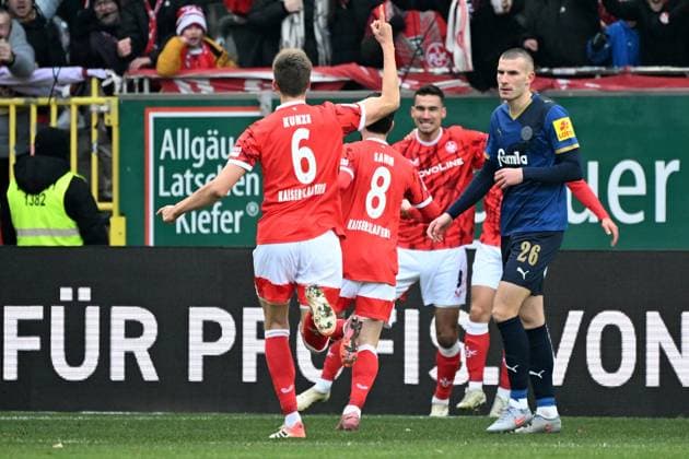 23.11.2025, xjhx, Fussball 2.Bundesliga, 1.FC Kaiserslautern - Holstein Kiel v.l. Torjubel nach dem Tor zum celebrating the goal celebrate 2:0 durch Naatan Mikael Skyttä (1. FC Kaiserslautern) (DFL DFB REGULATIONS PROHIBIT ANY USE OF PHOTOGRAPHS as IMAGE SEQUENCES and or QUASI-VIDEO) Kaiserslautern