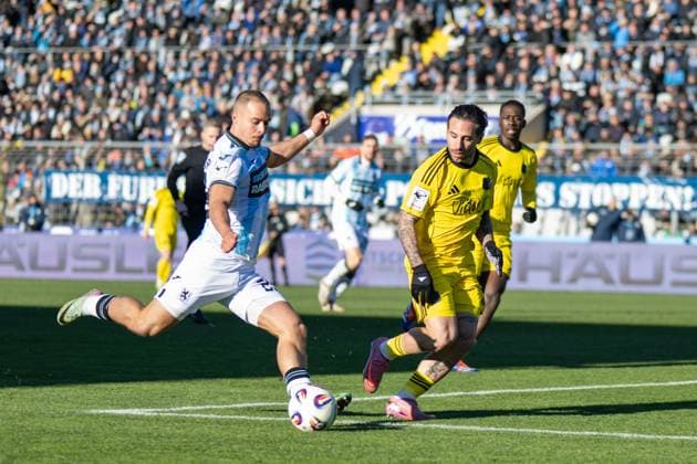 Marvin Rittmueller 29 (TSV 1860 Muenchen) im Zweikampf mit Calogero Rizzuto 7 (1. FC Saarbruecken), TSV 1860 Muenchen vs. 1. FC Saarbruecken, 3. Liga, 15. Spieltag, 23.11.2025 DFB regulations prohibit any use of photographs as image sequences and or quasi-video Muenchen Bayern Deutschland