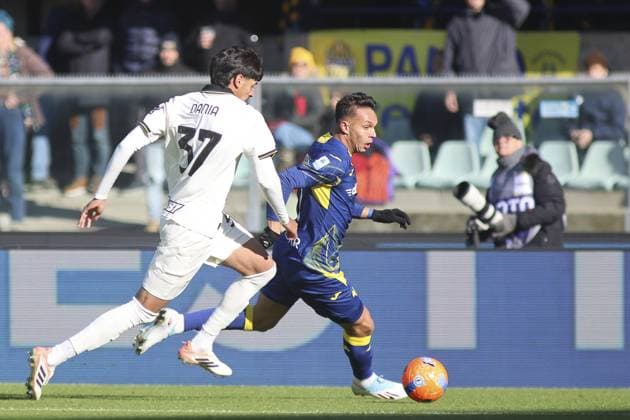 CALCIO - Serie A - Hellas Verona FC vs Parma Calcio Giovane Santana do Nascimiento of Hellas Verona FC competes for the ball with Mariano Troilo of Parma AC during Hellas Verona FC vs Parma Calcio FC, 12Â° Serie A Enilive 2025-26 game at Marcantonio Bentegodi stadium in Verona (VR), Italy, on November 23, 2025. Verona Italy  Copyright: xIPAxSport ABACAx