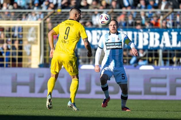 Thore Jacobson 5 (TSV 1860 Muenchen) im Zweikampf mit Kai Bruenker 9 (1. FC Saarbruecken), TSV 1860 Muenchen vs. 1. FC Saarbruecken, 3. Liga, 15. Spieltag, 23.11.2025 DFB regulations prohibit any use of photographs as image sequences and or quasi-video Muenchen Bayern Deutschland