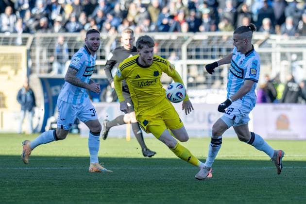 Joel Bichsel 27 (1. FC Saarbruecken) im Zweikampf mit Sigurd Haugen 22 (TSV 1860 Muenchen), TSV 1860 Muenchen vs. 1. FC Saarbruecken, 3. Liga, 15. Spieltag, 23.11.2025 DFB regulations prohibit any use of photographs as image sequences and or quasi-video Muenchen Bayern Deutschland