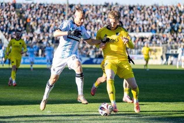 Sigurd Haugen 22 (TSV 1860 Muenchen) im Zweikampf mit Joel Bichsel 27 (1. FC Saarbruecken), TSV 1860 Muenchen vs. 1. FC Saarbruecken, 3. Liga, 15. Spieltag, 23.11.2025 DFB regulations prohibit any use of photographs as image sequences and or quasi-video Muenchen Bayern Deutschland