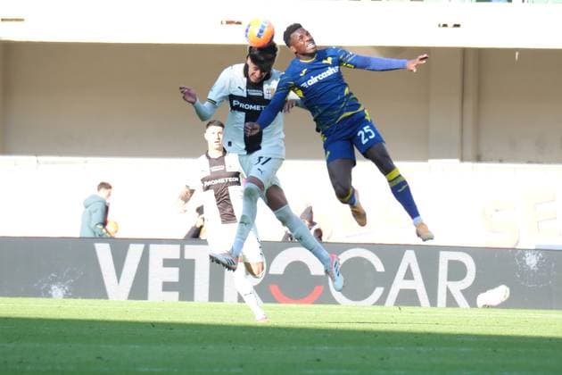Duel between Mariano Troilo of Parma Calcio 1913 and Daniel Mosquera of Hellas Verona FC during the soccer match between Hellas Verona FC and Parma Calcio, MD12 of Serie A Enilive Italian soccer championship 2025 2026 at Marcantonio Bentegodi Stadium on November 23, 2025, Verona, Italy.  Copyright: xRobertoxTommasini IPAxSportx xipa-agency.netx xx IPA_68293815 IPA_Agency_IPA68293815