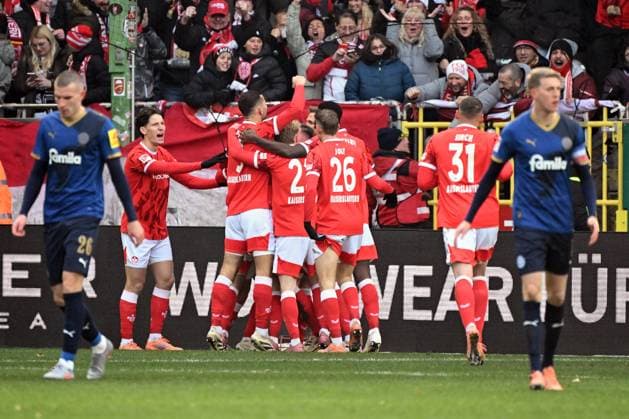 23.11.2025, xjhx, Fussball 2.Bundesliga, 1.FC Kaiserslautern - Holstein Kiel v.l. Torjubel nach dem Tor zum celebrating the goal celebrate 2:0 durch Naatan Mikael Skyttä (1. FC Kaiserslautern) (DFL DFB REGULATIONS PROHIBIT ANY USE OF PHOTOGRAPHS as IMAGE SEQUENCES and or QUASI-VIDEO) Kaiserslautern