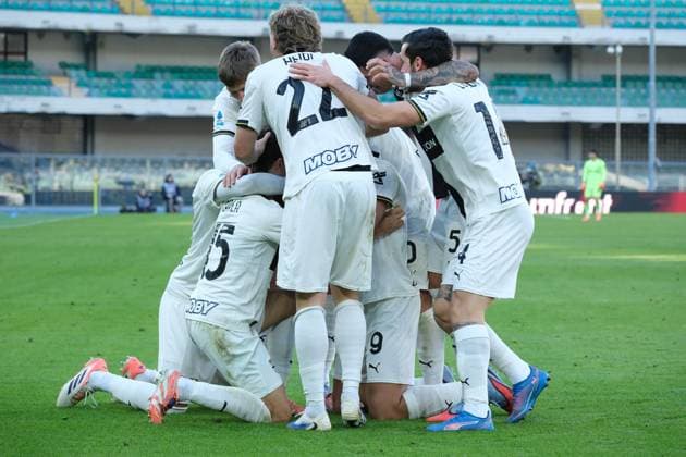 Mateo Pellegrino of Parma Calcio 1913 celebrates after scores a goal with a teammates during the soccer match between Hellas Verona FC and Parma Calcio, MD12 of Serie A Enilive Italian soccer championship 2025 2026 at Marcantonio Bentegodi Stadium on November 23, 2025, Verona, Italy.  Copyright: xRobertoxTommasini IPAxSportx xipa-agency.netx xx IPA_68293829 IPA_Agency_IPA68293829