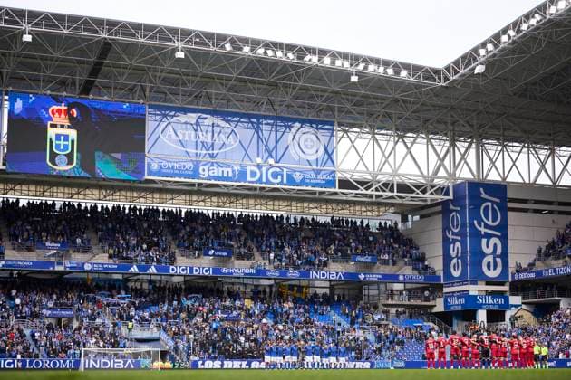 Real Oviedo v Rayo Vallecano - LaLiga EA Sports Players, match officials and fans take part in a minute s silence for women falling victims for violence prior to the LaLiga EA Sports match between Real Oviedo and Rayo Vallecano at Carlos Tartiere on November 23, 2025, in Oviedo, Spain. Oviedo Carlos Tartiere Asturias Spain RL_ROVvRAYV_000020 Copyright: xRicardoxLarreinax