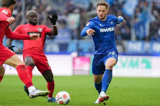 Fussball: 2. Bundesliga, 13. Spieltag, Karlsruher SC - SV Elversberg am 23.11.2025 in Karlsruhe (BBBank Wildpark), Deutschland, Saison 2025 2026 DFL REGULATIONS PROHIBIT ANY USE OF PHOTOGRAPHS AS IMAGE SEQUENCES AND OR QUASI-VIDEO. : Christoph Kobald (22, KSC) im Zweikampf um den Ball mit Amara Conde (6, SVE) Karlsruhe BBBank Wildpark Deutschland Copyright: xChristophxKinzingerx