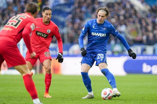 Fussball: 2. Bundesliga, 13. Spieltag, Karlsruher SC - SV Elversberg am 23.11.2025 in Karlsruhe (BBBank Wildpark), Deutschland, Saison 2025 2026 DFL REGULATIONS PROHIBIT ANY USE OF PHOTOGRAPHS AS IMAGE SEQUENCES AND OR QUASI-VIDEO. : David Herold (20, KSC) im Fokus verteidigt durch Younes Ebnoutalib (22, SVE). Karlsruhe BBBank Wildpark Deutschland Copyright: xChristophxKinzingerx