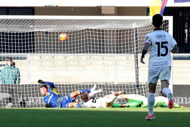 Verona™s Giovane goal 1-1 during the Serie A soccer match between Hellas Verona and Parma at the Bentegodi Stadium in Verona, north west Italy - Sunday , November 23 , 2025. - Soccer .  Copyright: xPaolaxGarbuio Lapressex