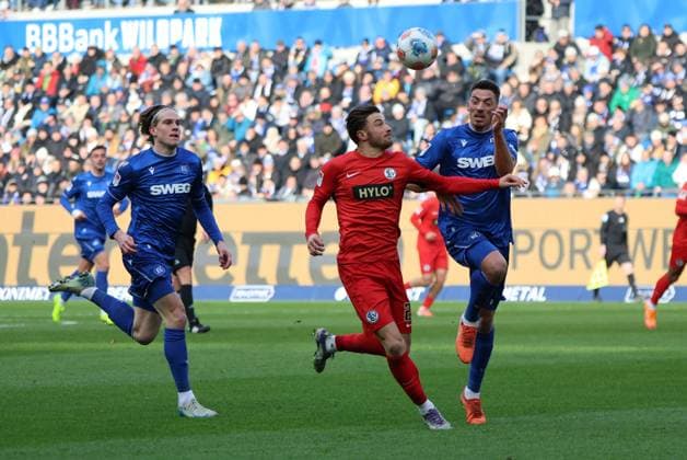 23.11.2025, Fussball, Herren, 2. Bundesliga, Saison 2025 2026, Karlsruher SC - SV 07 Elversberg, Lukas Petkov (SV 07 Elversberg), David Herold (Karlsruher SC), Nicolai Rapp (Karlsruher SC) Karlsruhe BBBank Wildpark Baden-Württemberg Deutschland (DEU) Copyright: xSebastianxBachx