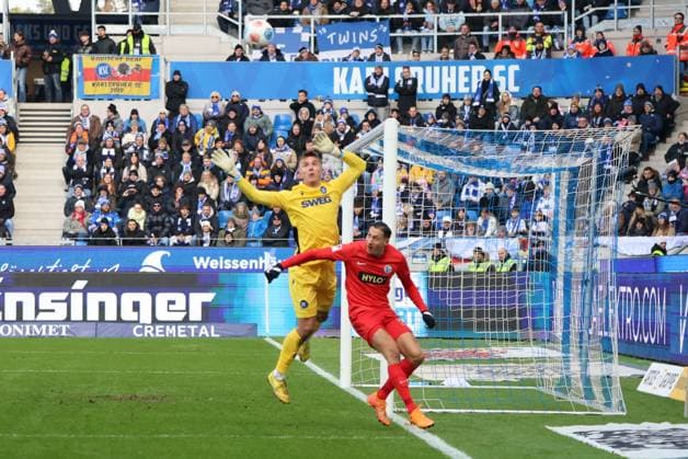 23.11.2025, Fussball, Herren, 2. Bundesliga, Saison 2025 2026, Karlsruher SC - SV 07 Elversberg, Younes Ebnoutalib (SV 07 Elversberg), Hans Christian Bernat (Karlsruher SC) Karlsruhe BBBank Wildpark Baden-Württemberg Deutschland (DEU) Copyright: xSebastianxBachx
