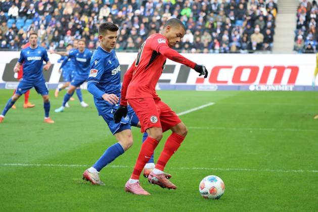 23.11.2025, Fussball, Herren, 2. Bundesliga, Saison 2025 2026, Karlsruher SC - SV 07 Elversberg, Jan Gyamerah (SV 07 Elversberg), Marvin Wanitzek (Karlsruher SC) Karlsruhe BBBank Wildpark Baden-Württemberg Deutschland (DEU) Copyright: xSebastianxBachx