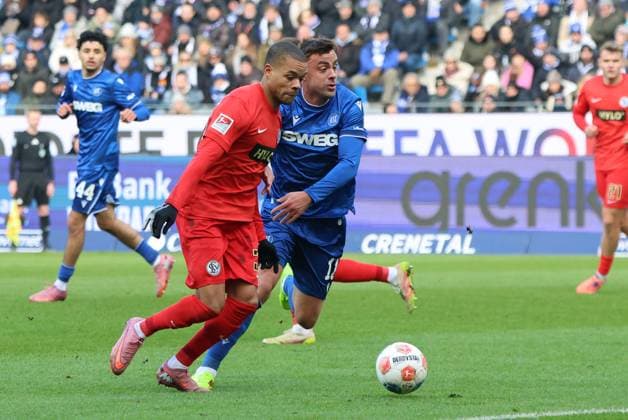 23.11.2025, Fussball, Herren, 2. Bundesliga, Saison 2025 2026, Karlsruher SC - SV 07 Elversberg, Jan Gyamerah (SV 07 Elversberg), Philipp Förster (Karlsruher SC) Karlsruhe BBBank Wildpark Baden-Württemberg Deutschland (DEU) Copyright: xSebastianxBachx